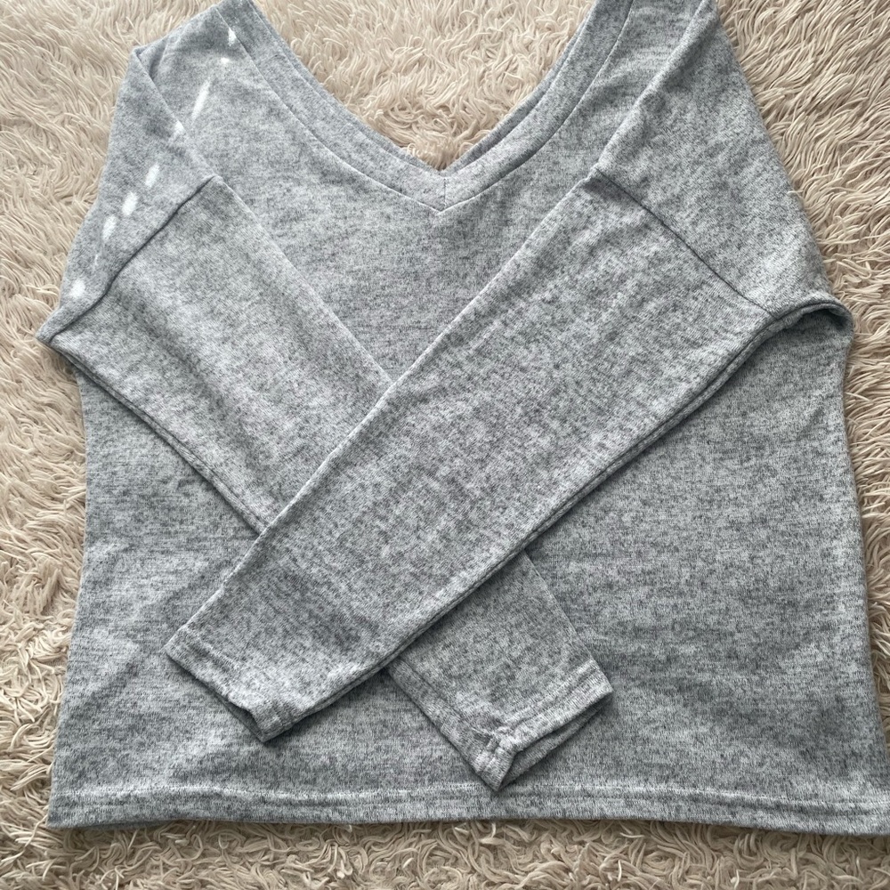 V-neck light grey sweater